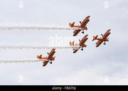 Breitling Wingwalkers (AeroSuperBatics) dans modèle 75s (Boeing-Stearman Kaydet), Farnborough Farnborough Banque D'Images