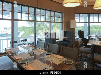 Vue intérieure d'un restaurant avec vue sur le port de plaisance. Gianni Ristorante, Key Largo, United States. Architecte : inconnu, 2015. Banque D'Images