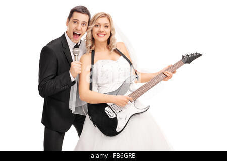 Joyful couple s'amuser et jouer de la musique isolé sur fond blanc Banque D'Images