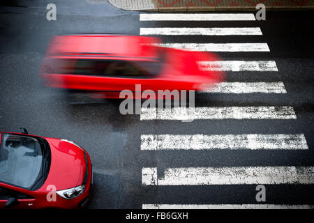 Deux voitures rouges sur le passage piétons, Banque D'Images