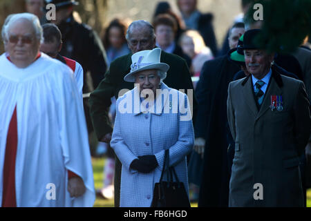 Sa Majesté la Reine Elizabeth II, à l'Église à Sandringham . . Sandringham, Norfolk, UK . . 10.01.2016 SA MAJESTÉ LA REINE ELIZABETH II suivi par le Prince Philip, duc d'Édimbourg, sur leur façon d'assister à un service à l'occasion du centenaire de la retrait définitif des forces alliées de la péninsule de Gallipoli, après avoir assisté à l'Eglise Sainte-marie Madeleine de dimanche matin à Sandringham. Crédit : Paul Marriott/Alamy Live News Banque D'Images