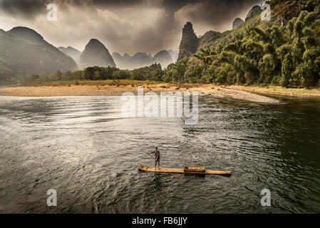 Pêcheur sur la rivière Li, Guangxi, Guilin, Chine Banque D'Images
