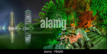 Chine, Province du Guangxi, Guilin, lac Banyan pagodes. Banque D'Images