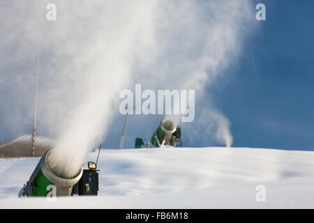 Machine à Neige Neige artificielle de rupture sur une pente de ski permettra pour la saison de ski pour démarrer Banque D'Images