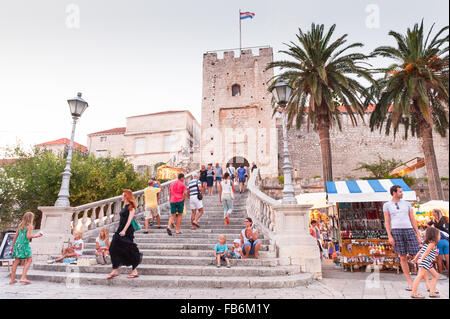 Étapes menant à l'entrée de la vieille ville médiévale fortifiée sur l'île de Korcula, Croatie, la côte dalmate, Europe Banque D'Images