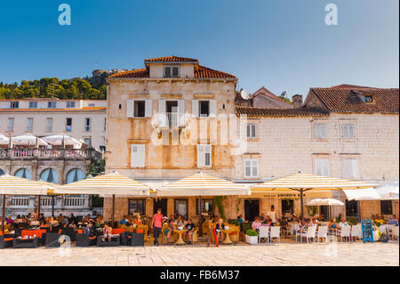 Cafés, bars et restaurants le long de la promenade de l'île de Hvar, Hvar, Croatie, Europe. Banque D'Images