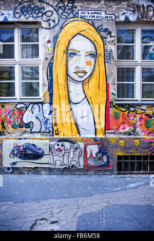 Femme blonde par El Bocho dans Galerie de street art & graffiti cour intérieure, Haus Schwarzenberg, Berlin. Banque D'Images