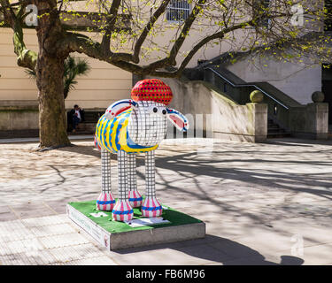 L'art public Londres 'Me' Shaun Llama - Shaun le mouton coloré Banque D'Images