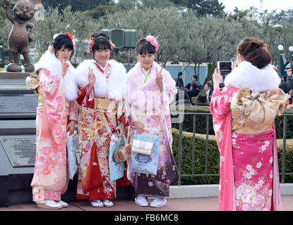 Tokyo, Japon. Jan 11, 2016. Les jeunes filles portant des kimonos japonais poser pour photos à Disneyland à Tokyo, Japon, le 11 janvier 2016. Les personnes qui ont tourné de 20 ans a pris part à l'assemblée le Jour du souvenir au Japon lundi. © Ma Ping/Xinhua/Alamy Live News Banque D'Images