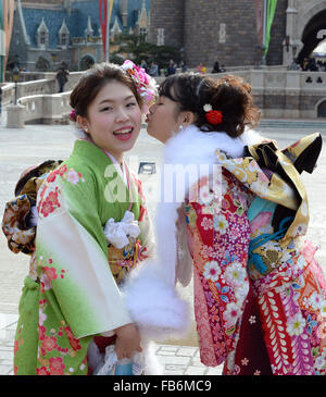 Tokyo, Japon. Jan 11, 2016. Les jeunes filles portant des kimonos japonais poser pour photos à Disneyland à Tokyo, Japon, le 11 janvier 2016. Les personnes qui ont tourné de 20 ans a pris part à l'assemblée le Jour du souvenir au Japon lundi. © Ma Ping/Xinhua/Alamy Live News Banque D'Images