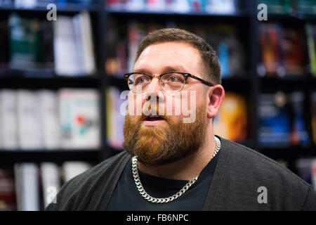 L'humoriste, comédien et auteur Nick Frost signe des exemplaires de son nouveau livre, "vérités, demi-vérités et mensonges Little White'. Banque D'Images