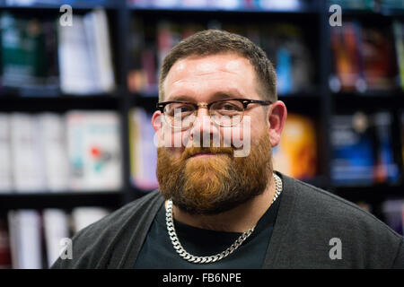 L'humoriste, comédien et auteur Nick Frost signe des exemplaires de son nouveau livre, "vérités, demi-vérités et mensonges Little White'. Banque D'Images