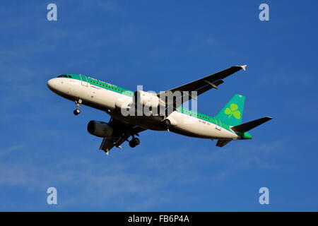 Aer Lingus Airbus A320-214 EI-DEF à l'atterrissage à l'aéroport de Heathrow, Londres Banque D'Images