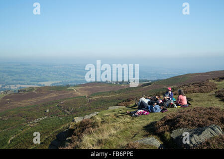 Un groupe de personnes d'oeil sur la vue incroyable d'Ilkley depuis le haut d'Ilkley Moor sur une belle journée ensoleillée d'automne. Banque D'Images