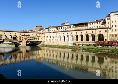 Florence. L'Italie. Le corridor de Vasari en face de la rivière Arno et le Ponte Vecchio. Banque D'Images
