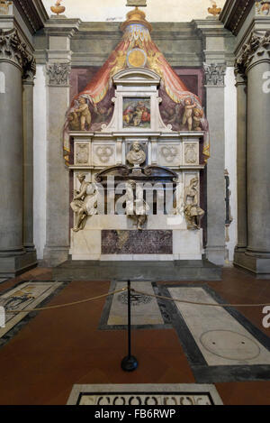 Florence. L'Italie. Tombe de Michelangelo Buonarroti (1475-1564) de Giorgio Vasari, la Basilique de Santa Croce. Banque D'Images