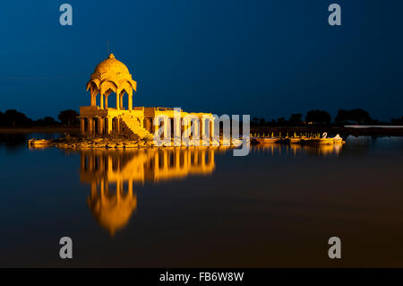 Bâtiment éclairé à Gadsisar Lake, Jaisalmer, Rajasthan, India Banque D'Images