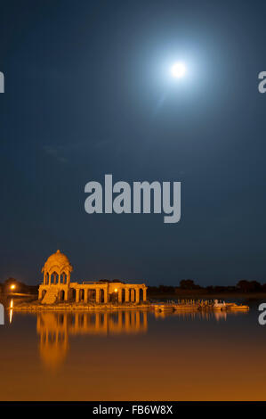 Bâtiment éclairé à Gadsisar Lake, Jaisalmer, Rajasthan, India Banque D'Images