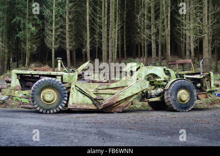 Herefordshire, UK. Un vieux Terex TS-14b ou un grattoir de niveleuse de faire de nouvelles voies d'accès dans une plantation forestière Banque D'Images