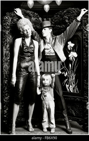 L'Hôtel Amstel, Amsterdam, Pays-Bas 07 février 1974. David Bowie avec sa première femme Angie et leur fils Zowie (qui utilise maintenant le nom Duncan) à celui de Bowie était là pour recueillir les 1974 Edison Award pour son album Ziggy Stardust. Credit : Roger Bamber/Alamy Live News Banque D'Images