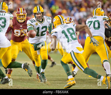 Green Bay Packers quarterback Aaron Rodgers (12) les mains hors de l'échelle verte receveur Randall Cobb (18) dans le troisième trimestre l'action contre les Redskins de Washington dans un jeu de cartes sauvages NFC à FedEx Field à Landover, Maryland le Dimanche, Janvier 10, 2016. Les Packers a gagné le match 35 - 18. Credit : Ron Sachs/CNP - AUCUN FIL SERVICE - usage éditorial uniquement, sauf si autorisé par la NFL Banque D'Images