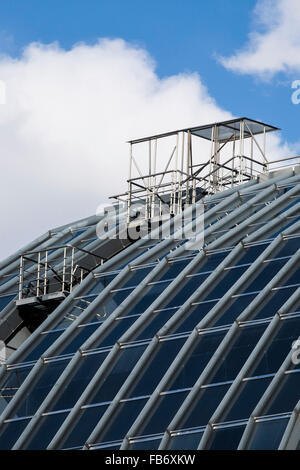 Vue rapprochée de l'architecture moderne en acier et en verre, escalier d'urgence Banque D'Images