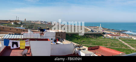 Vue panoramique sur le cimetière de Rabat et de la côte atlantique en arrière-plan. Vue depuis les toits de la Kasbah de l'Udayas. Rabat. Banque D'Images