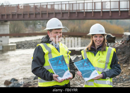 Selkirk, UK. 11 janvier, 2016. Tout premier plan d'inondation nationale de l'Ecosse Terry A'Hearn (chef exec, SEPA) le long du ministre, M. Aileen McLeod, sur le site de la Selkirk les travaux de protection contre les inondations. Lancement de la stratégie de gestion des risques d'inondation, la ministre de l'environnement, Dr Aileen McLeod a visité aujourd'hui le régime de protection contre les inondations de Selkirk (11 janvier 2016) pour lancer le plan de gestion des risques d'inondation nationale de l'Ecosse. M. McLeod a rencontré des représentants de la SEPA et le conseil local pour discuter le travail en partenariat afin de prévenir les inondations dans les zones locales. (Photo : Rob Gr Crédit : Rob Gray/Alamy Live News Banque D'Images