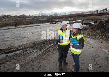 Selkirk, UK. 11 janvier, 2016. Tout premier plan d'inondation nationale de l'Ecosse Terry A'Hearn (chef exec, SEPA) le long du ministre, M. Aileen McLeod, sur le site de la Selkirk les travaux de protection contre les inondations. Lancement de la stratégie de gestion des risques d'inondation, la ministre de l'environnement, Dr Aileen McLeod a visité aujourd'hui le régime de protection contre les inondations de Selkirk (11 janvier 2016) pour lancer le plan de gestion des risques d'inondation nationale de l'Ecosse. M. McLeod a rencontré des représentants de la SEPA et le conseil local pour discuter le travail en partenariat afin de prévenir les inondations dans les zones locales. (Photo : Rob Gr Crédit : Rob Gray/Alamy Live News Banque D'Images