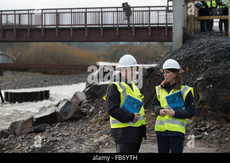 Selkirk, UK. 11 janvier, 2016. Tout premier plan d'inondation nationale de l'Ecosse Terry A'Hearn (chef exec, SEPA) le long du ministre, M. Aileen McLeod, sur le site de la Selkirk les travaux de protection contre les inondations. Lancement de la stratégie de gestion des risques d'inondation, la ministre de l'environnement, Dr Aileen McLeod a visité aujourd'hui le régime de protection contre les inondations de Selkirk (11 janvier 2016) pour lancer le plan de gestion des risques d'inondation nationale de l'Ecosse. M. McLeod a rencontré des représentants de la SEPA et le conseil local pour discuter le travail en partenariat afin de prévenir les inondations dans les zones locales. (Photo : Rob Gr Crédit : Rob Gray/Alamy Live News Banque D'Images