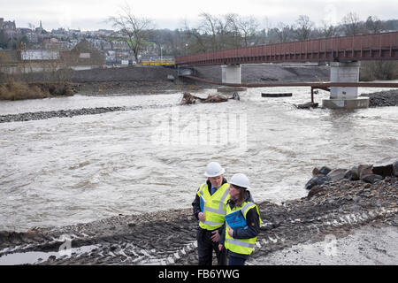 Selkirk, UK. 11 janvier, 2016. Tout premier plan d'inondation nationale de l'Ecosse Terry A'Hearn (chef exec, SEPA) le long du ministre, M. Aileen McLeod, sur le site de la Selkirk les travaux de protection contre les inondations. Lancement de la stratégie de gestion des risques d'inondation, la ministre de l'environnement, Dr Aileen McLeod a visité aujourd'hui le régime de protection contre les inondations de Selkirk (11 janvier 2016) pour lancer le plan de gestion des risques d'inondation nationale de l'Ecosse. M. McLeod a rencontré des représentants de la SEPA et le conseil local pour discuter le travail en partenariat afin de prévenir les inondations dans les zones locales. (Photo : Rob Gr Crédit : Rob Gray/Alamy Live News Banque D'Images