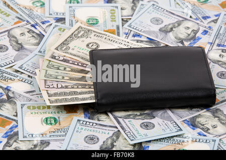 Portefeuille noir avec des dollars américains Banque D'Images