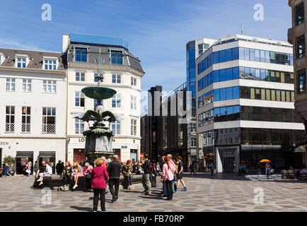 Bâtiments anciens et nouveaux à Amagertorv Place avec fontaine Stork (Storkespringvandet) Amager Copenhague Danemark Strøget Torv Banque D'Images