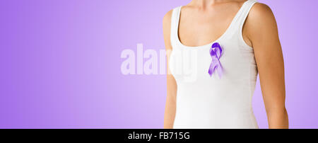 Close up of woman with purple ribbon sensibilisation Banque D'Images