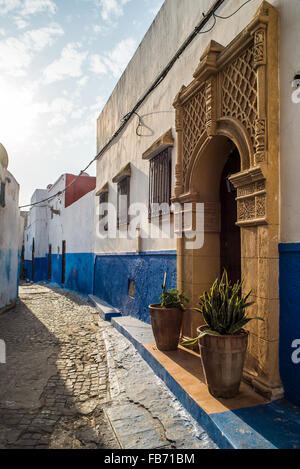 Rue typique de Kasbah des Udayas à Rabat, Maroc. L'Afrique du Nord. Banque D'Images