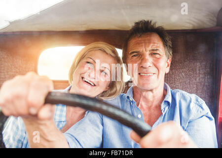 Senior couple in a car Banque D'Images