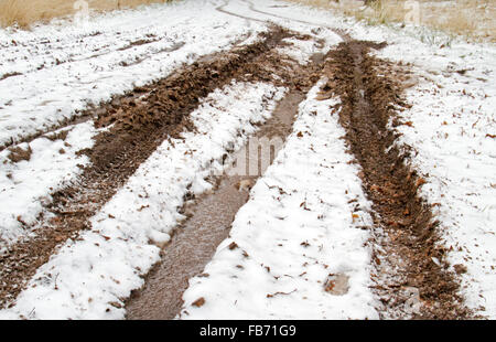Le mauvais état des routes : la neige, la glace et la boue sur une route de campagne Banque D'Images