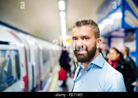 Jeune homme dans le métro Banque D'Images