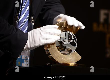 Zurich, Suisse. Jan 11, 2016. Le trophée de la Coupe du monde entraîneur de l'année pour les femmes s'en 2015. © Marcio Machado/ZUMA/Alamy Fil Live News Banque D'Images