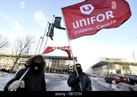 Toronto, Canada. 11e Janvier 2016. Syndiqués UNIFOR mécanicien et travailleur pièces le piquetage au concessionnaire Mercedes-Benz Thornhill le lundi 11 janvier 2016, à une température de -8. Credit : EXImages/Alamy Live News Banque D'Images