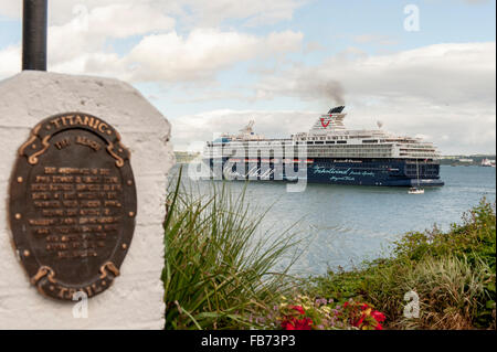 Bateau de croisière Mein Schiff adopte une plaque Titanic Trail alors qu'elle navigue de Cobh, Irlande le 27 juillet, 2015. Banque D'Images