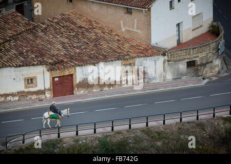 3/10/15 l'homme sur l'âne, Cervera de Rio Alhama, La Rioja, Espagne Banque D'Images