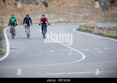 3/10/15 les cyclistes, Cervera de Rio Alhama sur GR93 Chemin de longue distance, La Rioja, Espagne Banque D'Images