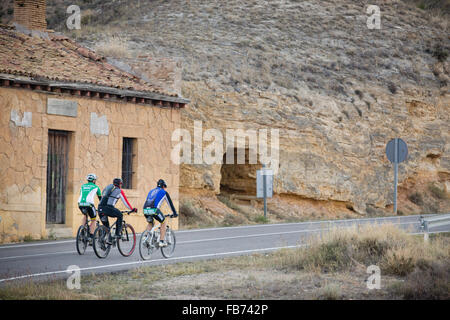 3/10/15 les cyclistes, Cervera de Rio Alhama sur GR93 Chemin de longue distance, La Rioja, Espagne Banque D'Images