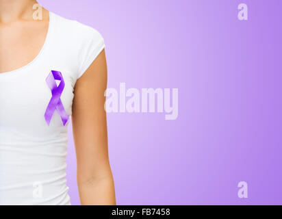 Close up of woman with purple ribbon sensibilisation Banque D'Images