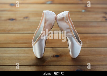 Close up de pointes sur plancher en bois Banque D'Images