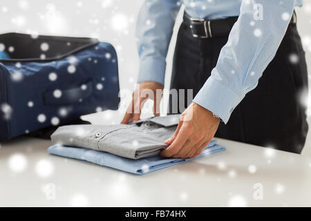 Businessman vêtements d'emballage dans un sac de voyage Banque D'Images