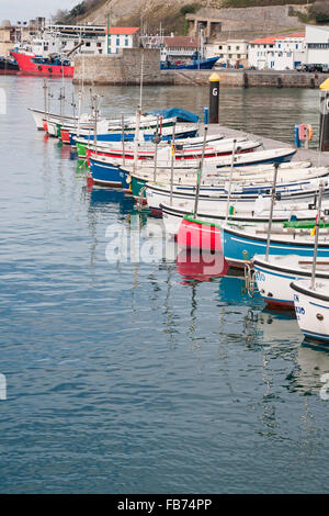 Port de Getaria scène verticale avec de vieux bateaux de pêcheurs. Pays Basque. L'Espagne. Banque D'Images