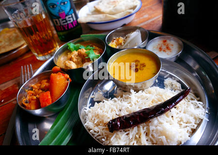 Le Thali Cafe à Montpelier Thali Indian restaurant Bristol sert des repas servis dans les plats - illustré ici Mogul le poulet au cari Banque D'Images