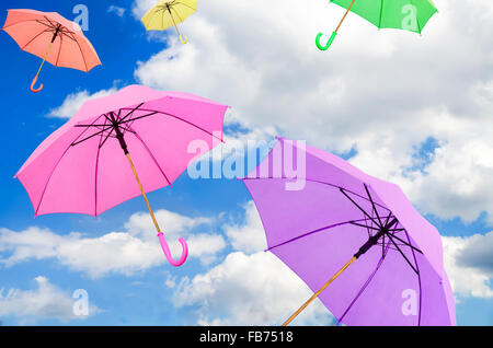 Parasols colorés contre le ciel Banque D'Images